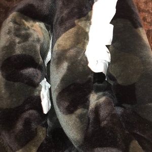 PINK Victoria's Secret Accessories - PINK SHERPA BLANKET CAMO PINK Victoria's Secret Accessories - PINK SHERPA BLANKET CAMO